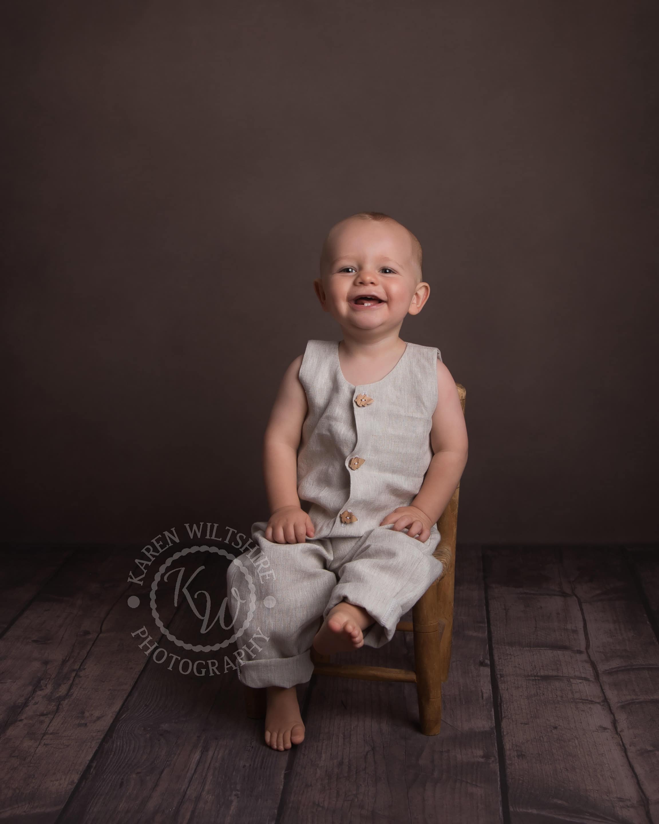 children & baby photography,baby boy grinning at the camera