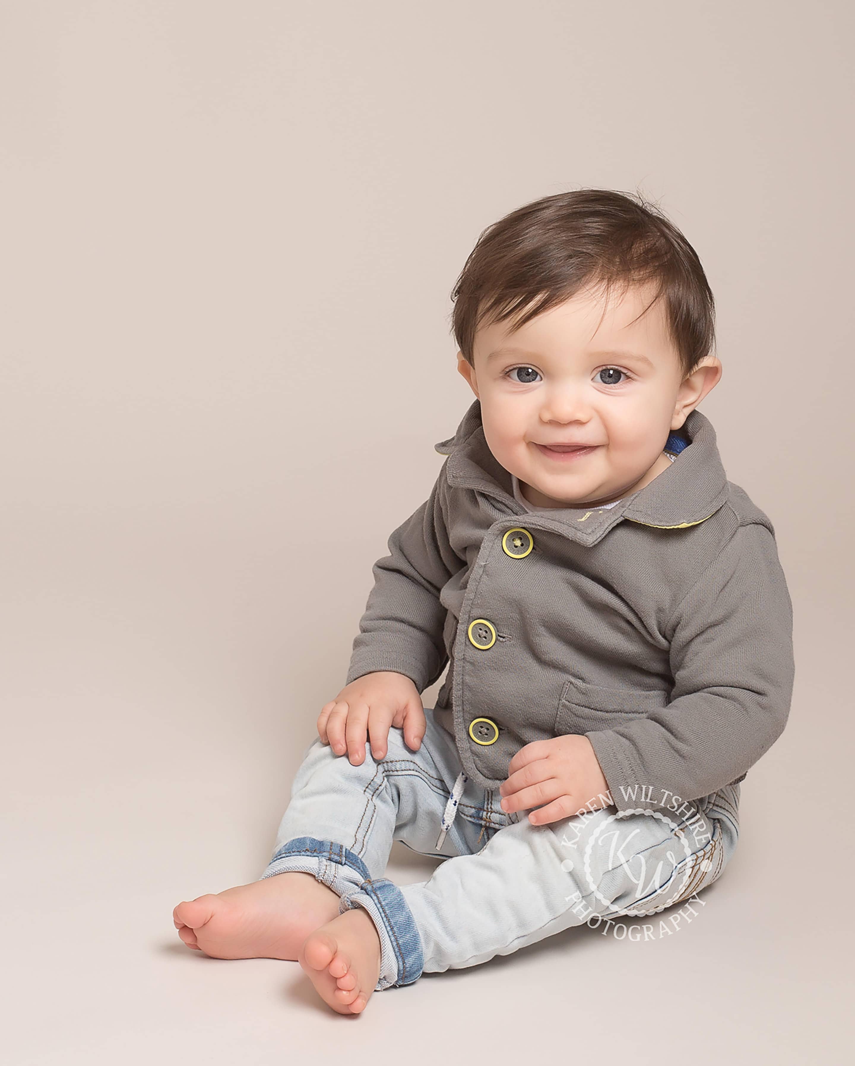 children & baby photography poole dorset, one year old boy sitting and smiling
