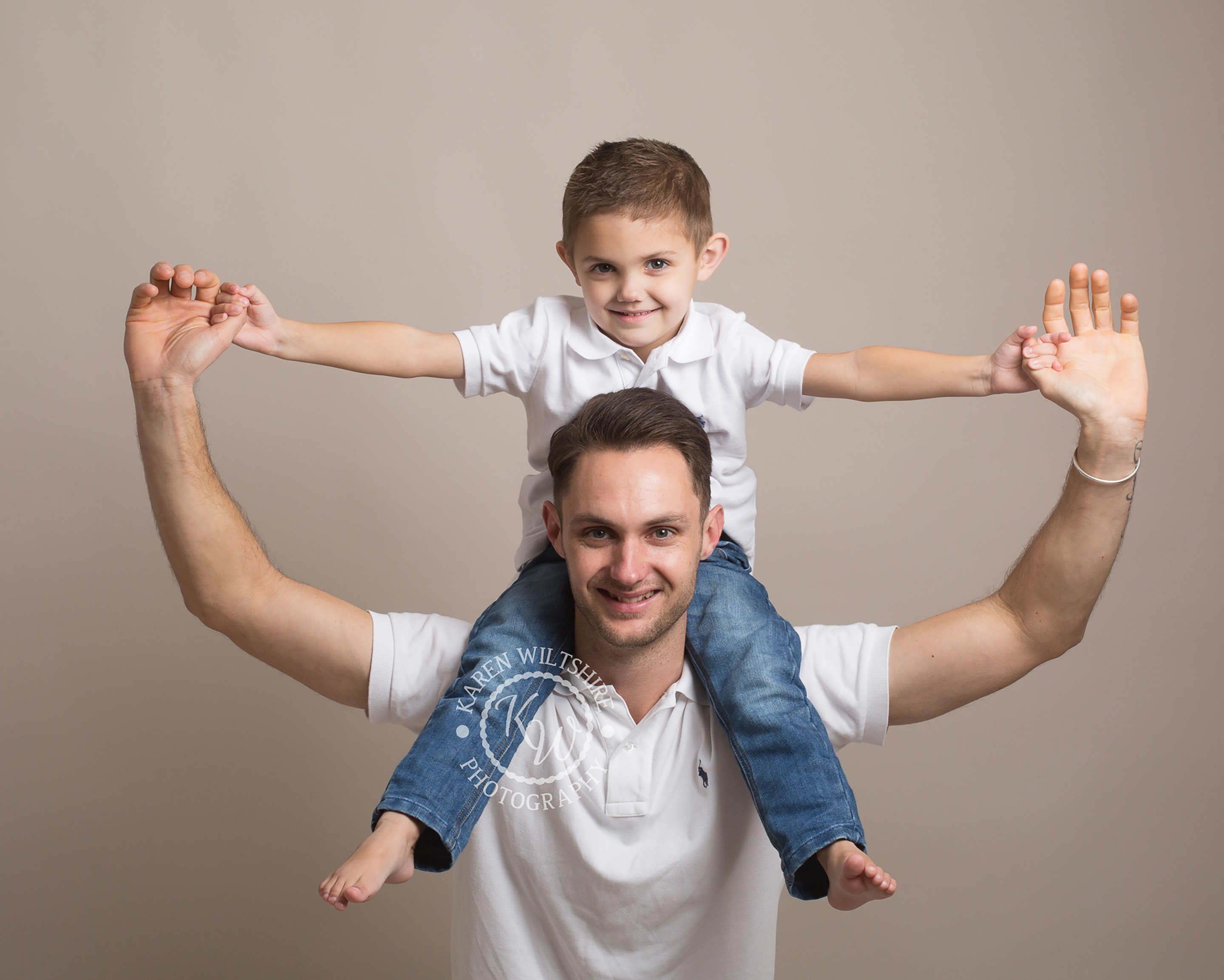 Toddler on dads shoulders in photo shoot